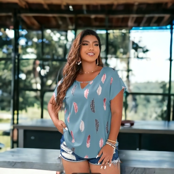 NWT!! Women's Casual Elegant Feather Print Fashion Blue Top !! 💙 Plus, size !! - Picture 3 of 12